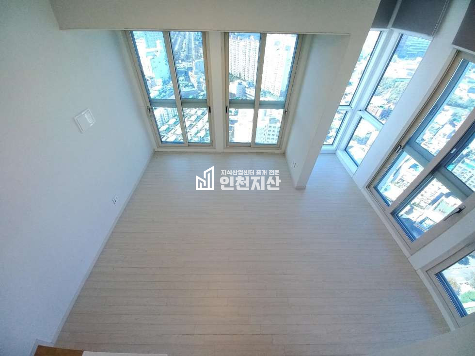 인천 부평구 갈산동 94 A동 코너투베란다 탑층 /복층확장/식탁겸 화장대옵션/풀옵션/역세권 기숙사 월세 매물번호 11643 사진 4